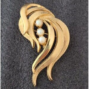 VINTAGE SIGNED BROOKS GOLD TWO-TONE SWIRLS WITH PEARLS BROOCH PIN
